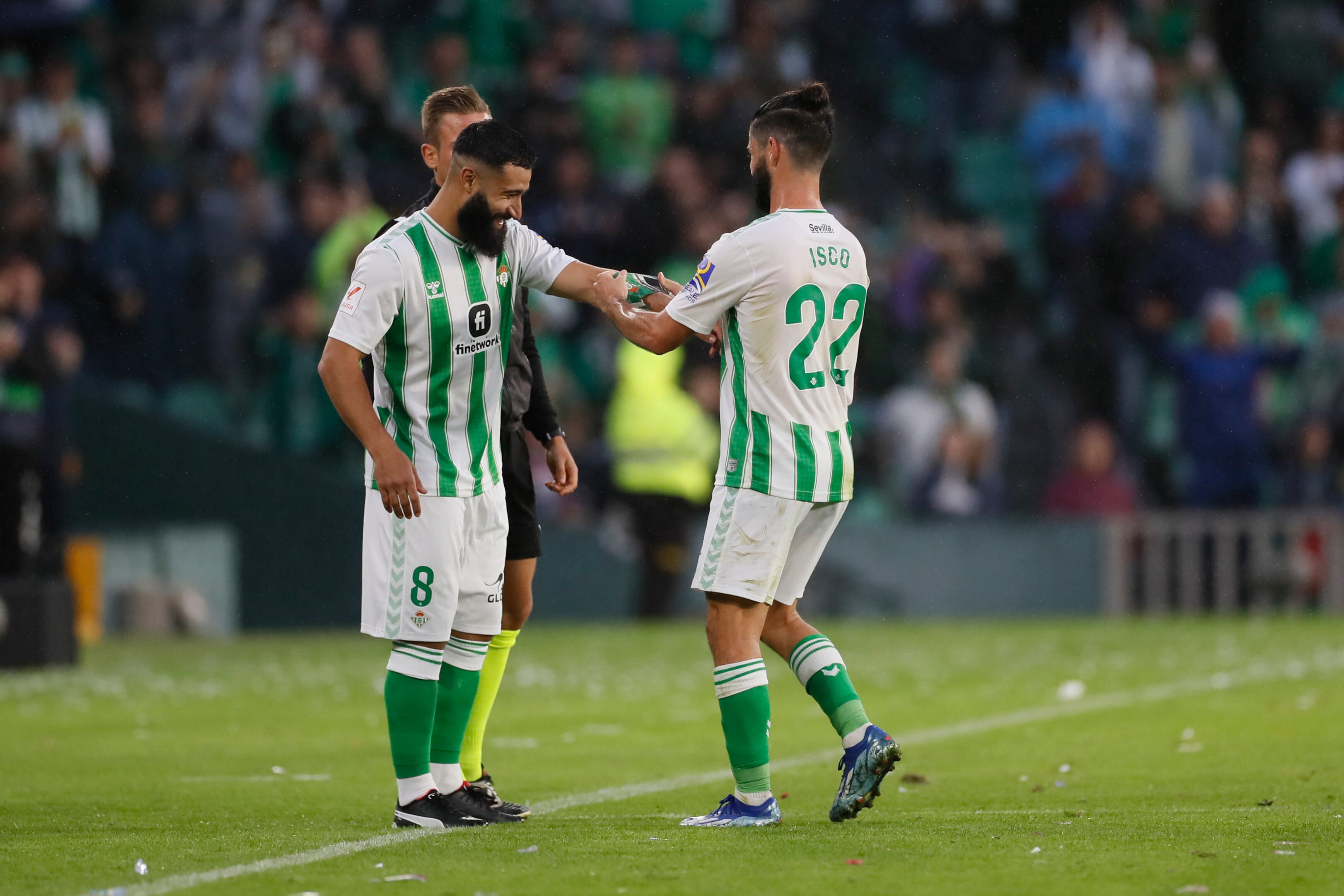 SEVILLA, 04/11/2023.- El delantero del Betis Nabil Fekir (i) sale al terreno de juego tras recuperarse de una larga lesión durante el partido correspondiente a la jornada 12 de LaLiga EA Sports disputado este sábado entre el Real Betis y el RCD Mallorca en el estadio Benito Villamarín de Sevilla. EFE/José Manuel Vidal
