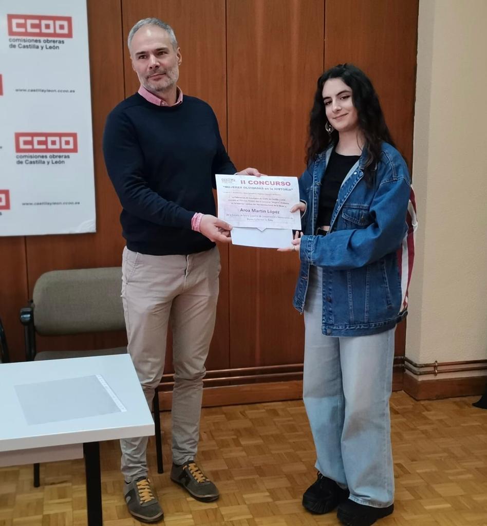 El Secretario Provincial de CCOO, Óscar Arroyo entrega el premio a Aroa