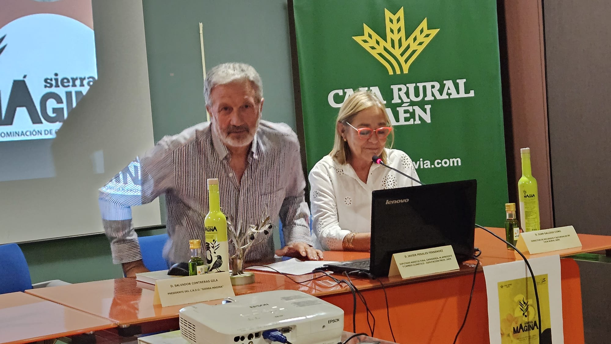 Momento de la presentación de Hermenegildo  Cruz y Pilar Colmenero del  C.R.D.O. Sierra Mágina