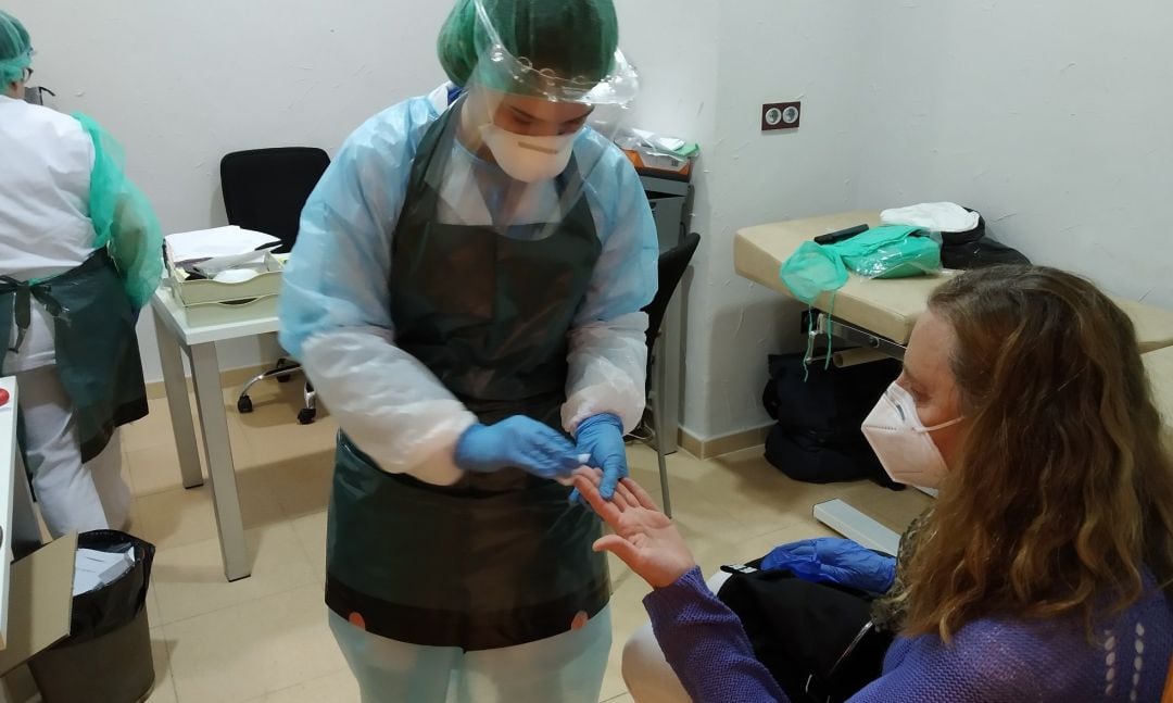 Una sanitaria realiza un test de coronavirus a una mujer.