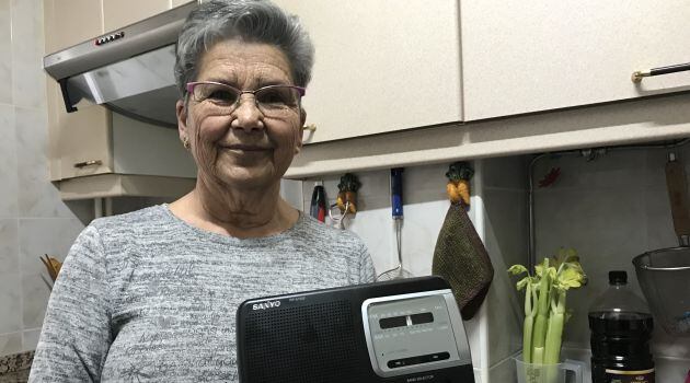 Teodora Arias con la radio en la cocina de su casa.