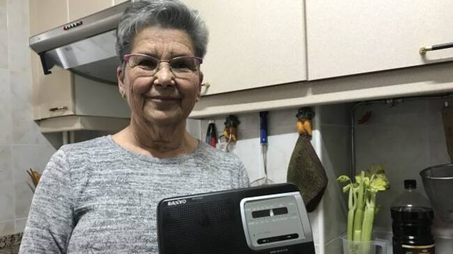 Teodora Arias con la radio en la cocina de su casa.