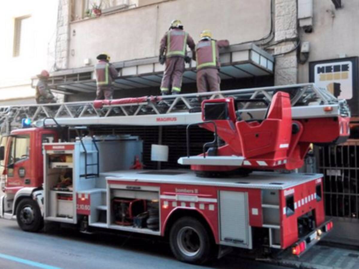 El vent fa caure una catenària a la via i deixa sense llum a mil abonats