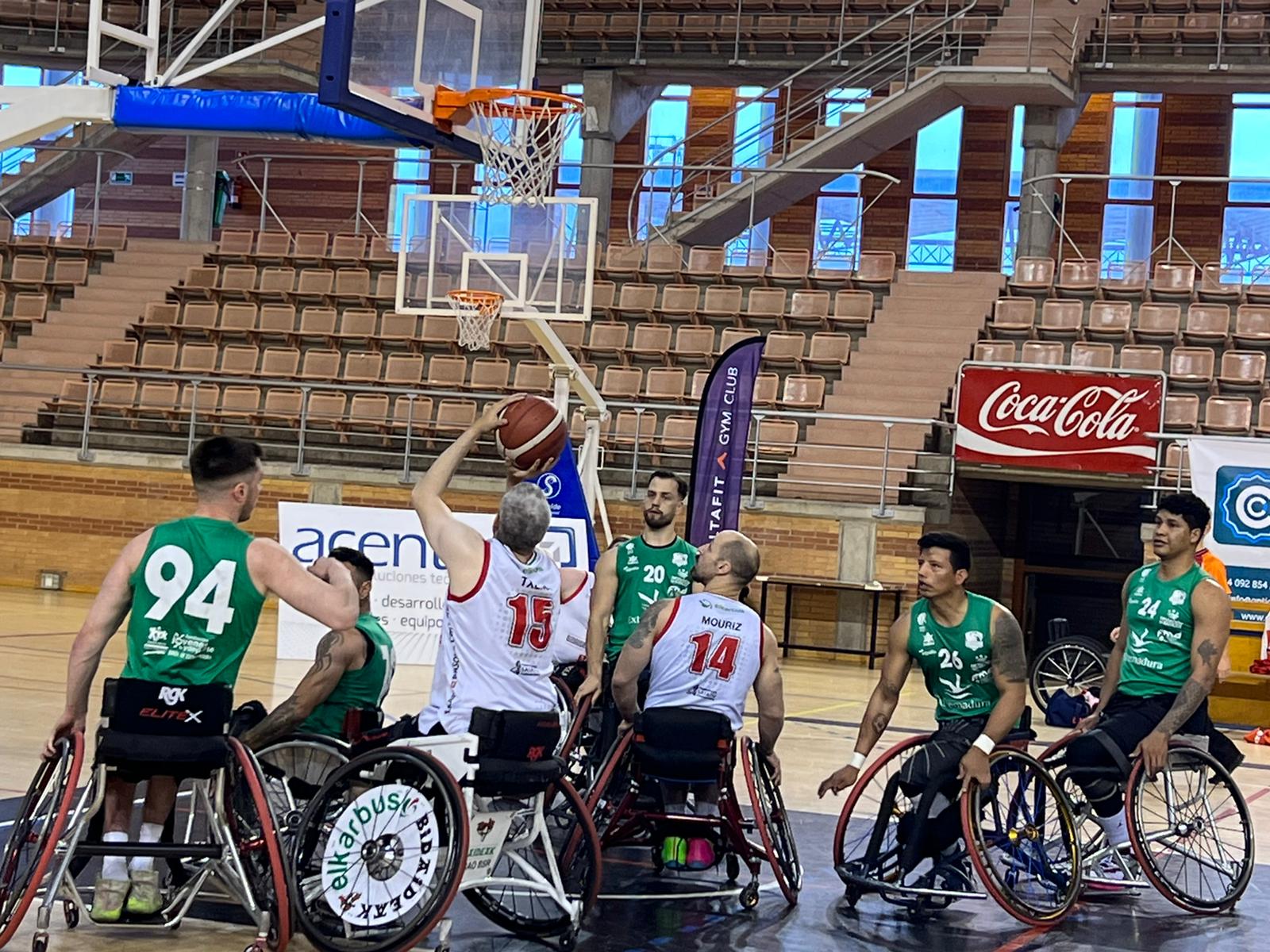 El Mideba Extremadura (de verde) superó abultadamente al campeón de liga, el Bidaideak Bilbao, por 77-53 en el pabellón de La Granadilla de Badajoz.