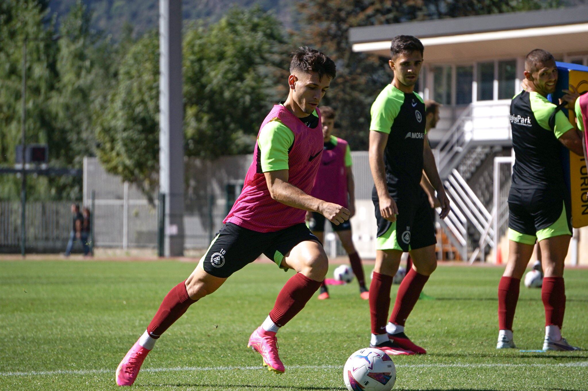Una sessió d'entrenament de l'FC Andorra a l'estadi comunal Joan Samarra.