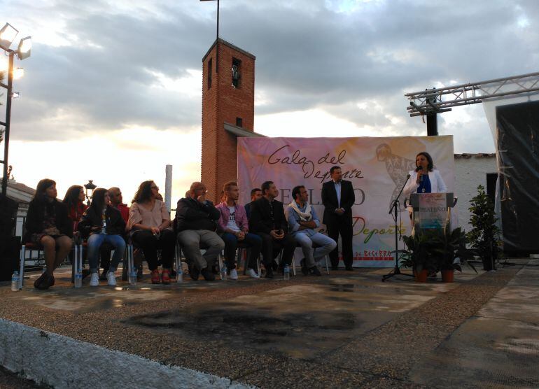 Los deportistas galardonados escuchan el discurso de apertura de la alcaldesa de Peal de Becerro, Ana D. Rubia