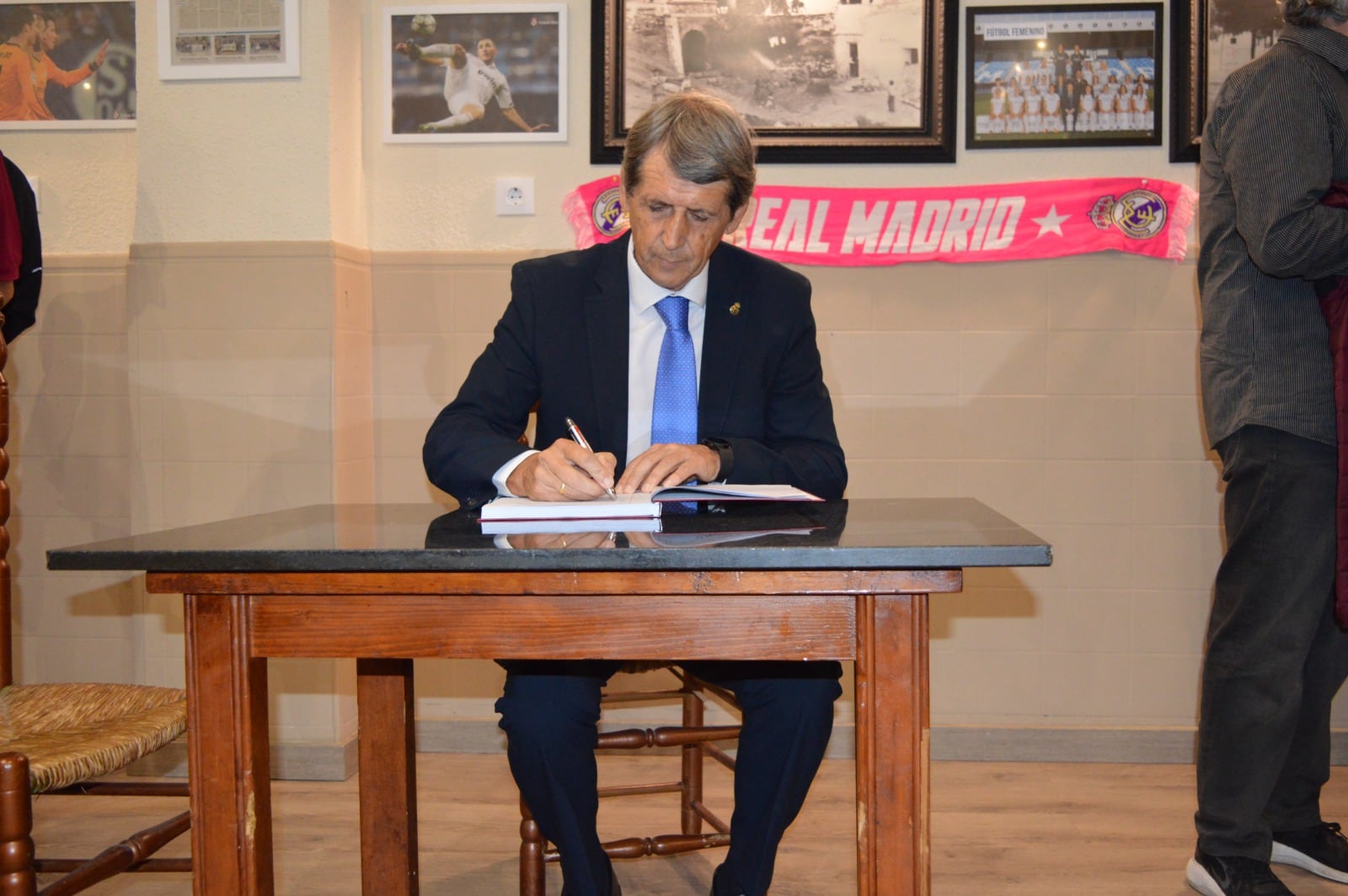 Firma de Salguero en el libro de visitas