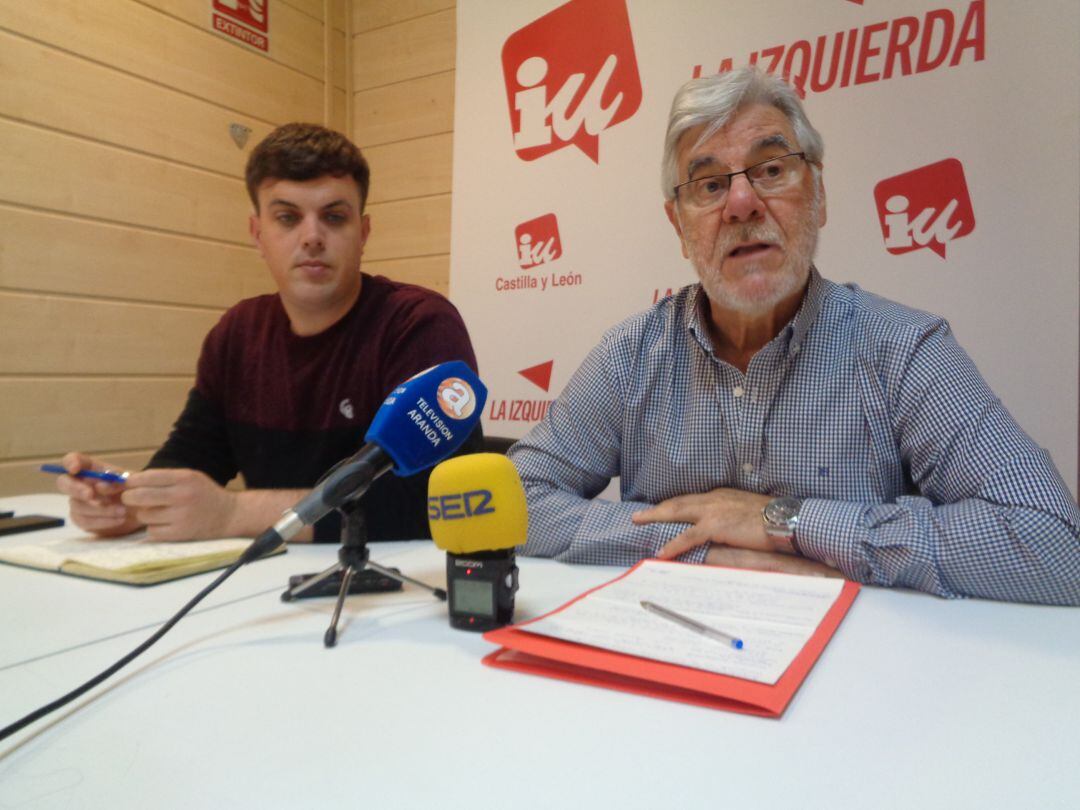 Máximo Pastor y Jonathan Gete (izq), explicaron sus propuestas en la sede de IU