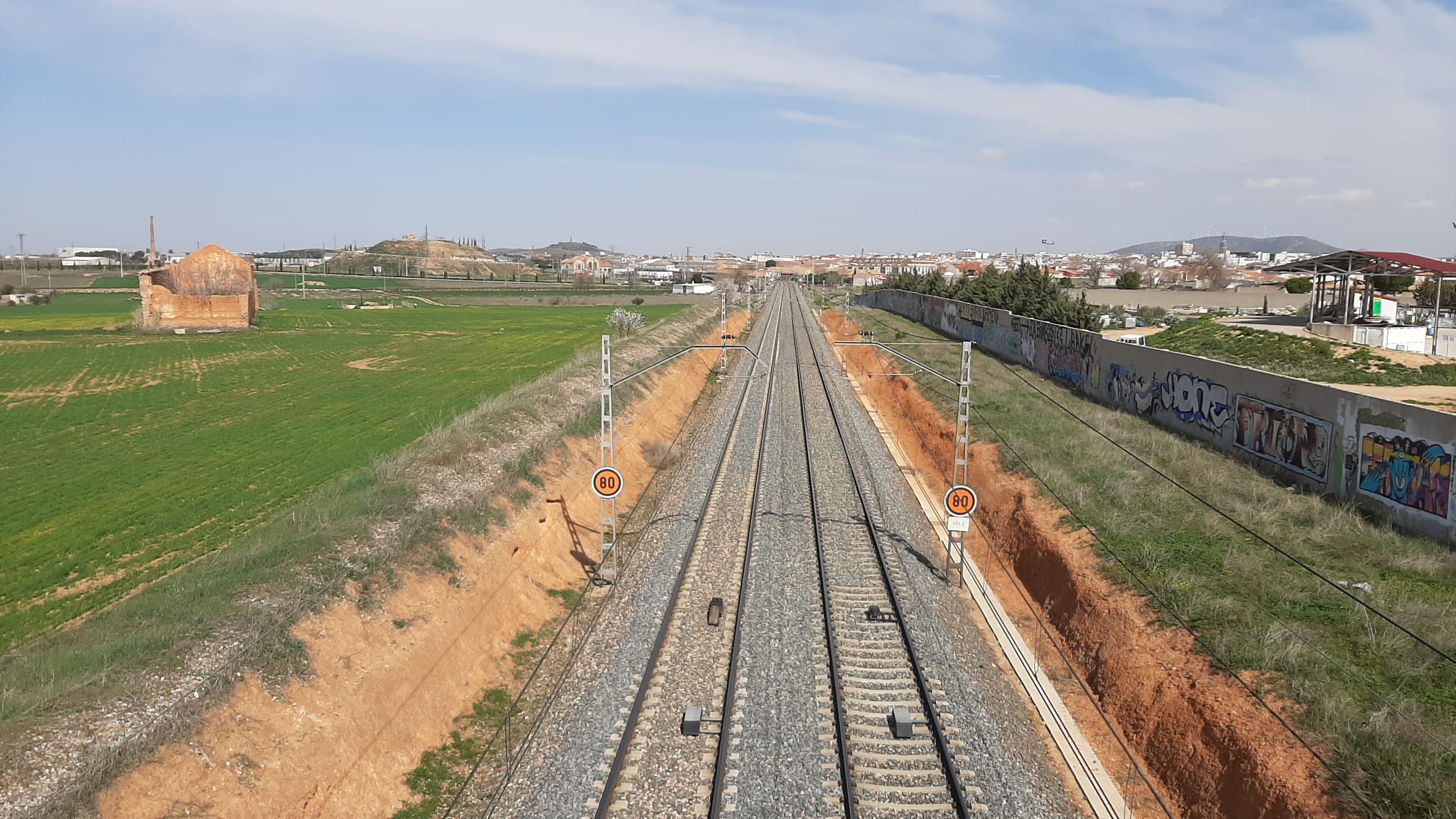 Imagen de archivo de las vías del tren en Valdepeñas (Ciudad Real), que son un obstáculo para la comunicación del Barrio de San Pedro