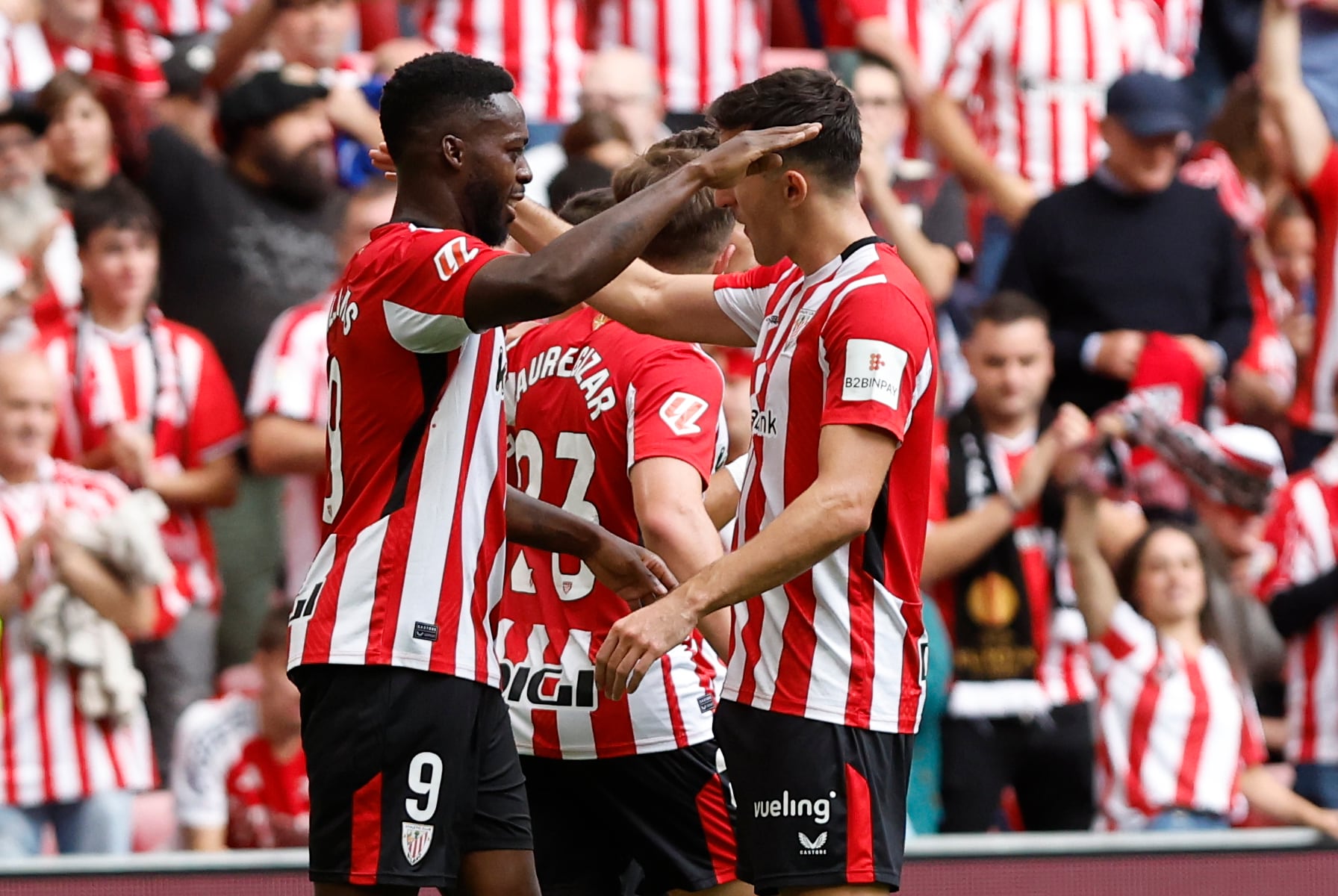 BILBAO, 19/10/2024.- El delantero del Athletic Club Iñaki Williams (i) celebra después de marcar el 2-0 durante el partido de LaLiga EA Sports entre el Athletic Club y el Espanyol, este sábado en el estadio de San Mamés en Bilbao. EFE/ Miguel Toña
