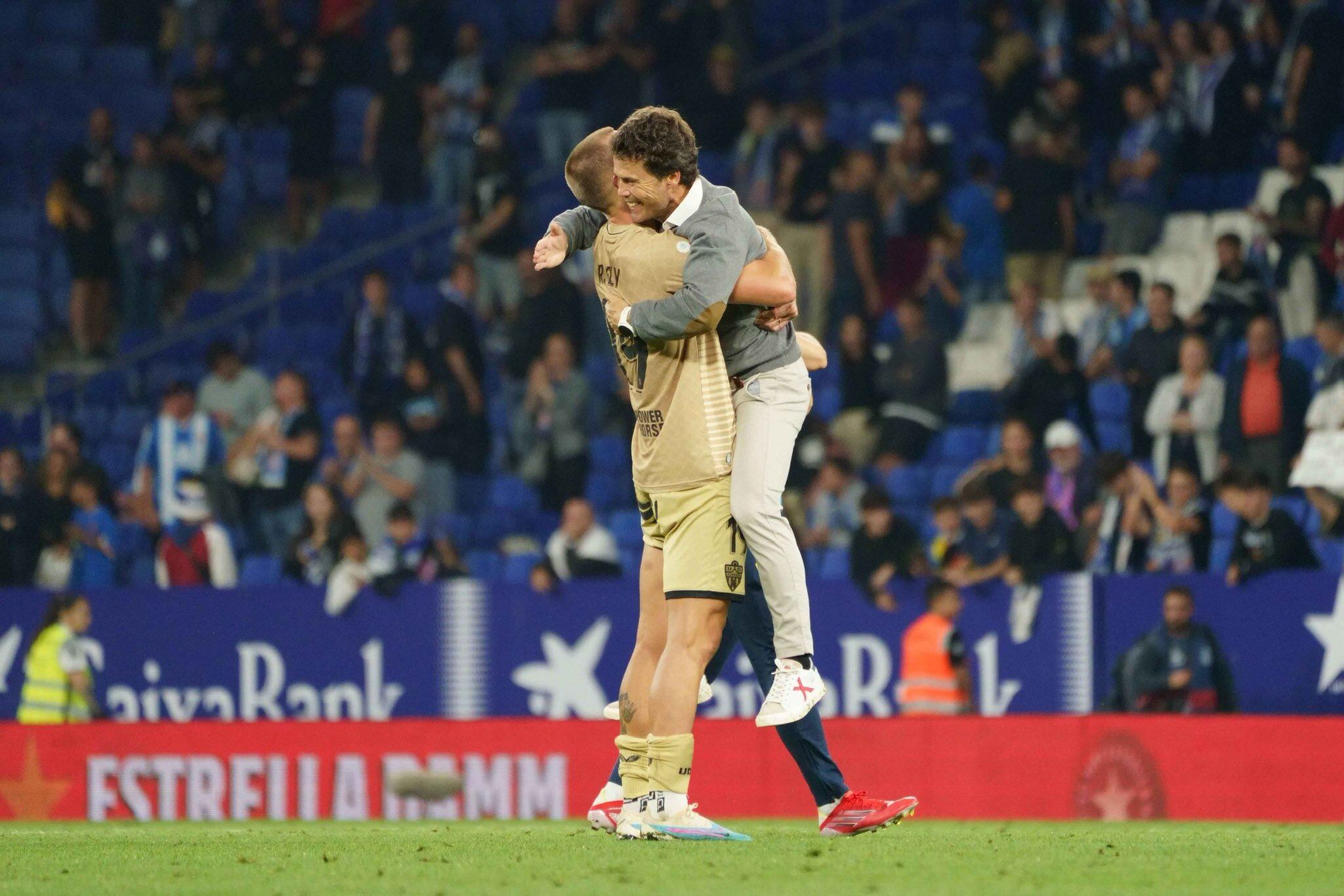 Ely y Rubi se abrazan después de conseguir la permanencia en Barcelona.