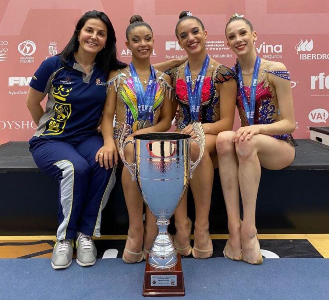 Ruth Fernández, con las medallistas del Ritmo