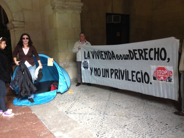 Acampada de Stop Desahucios en el zaguán del Ayuntamiento de Alicante