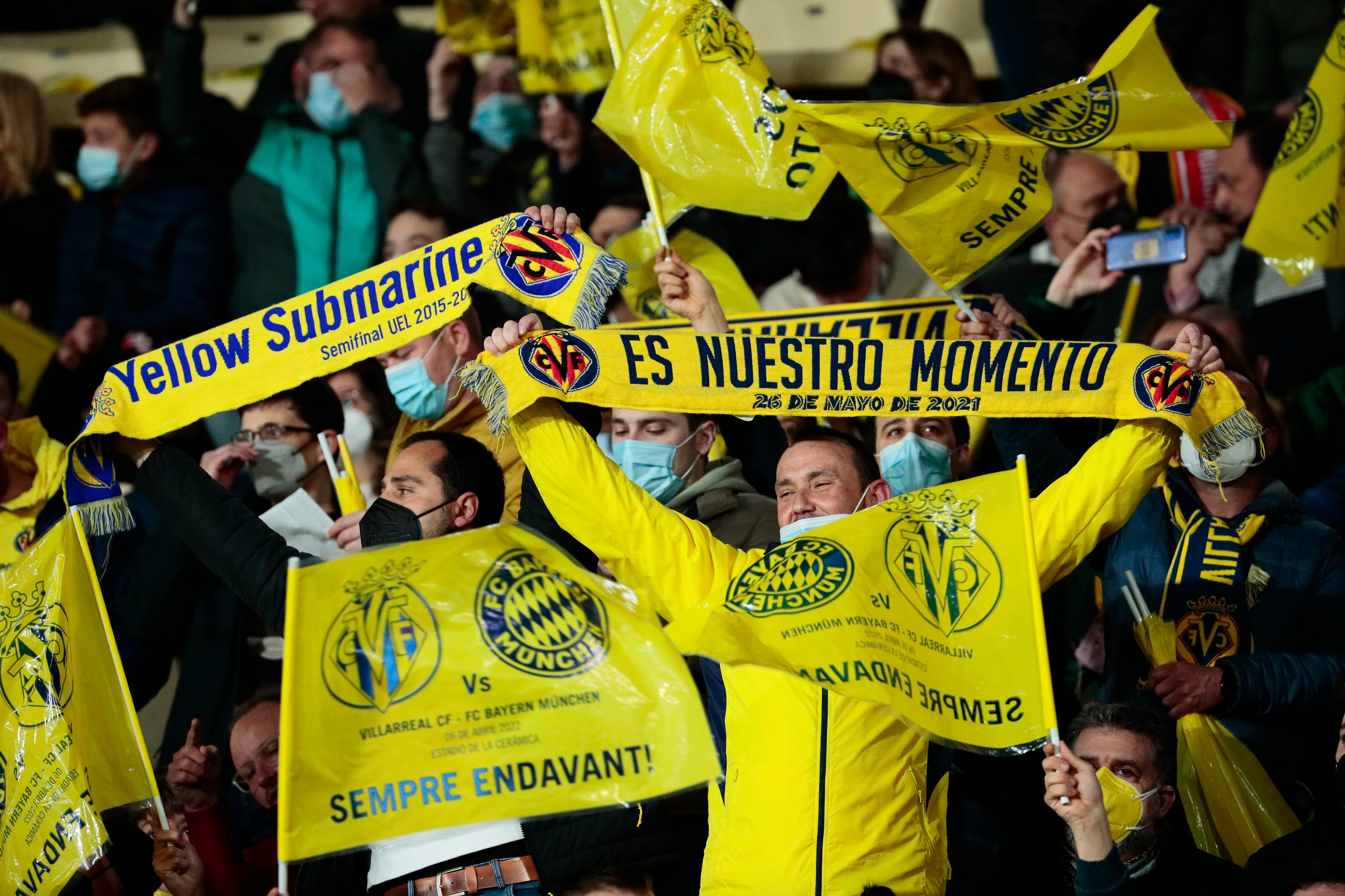 VILLARREAL (CASTELLÓN), 06/04/2022.- Aficionados del Villarreal durante el calentamiento previo al partido de ida de los cuartos de final de la Liga de Campeones ante el Bayern de Múnich que disputan este miércoles en el estadio de La Cerámica, en Villarreal. EFE/Biel Aliño