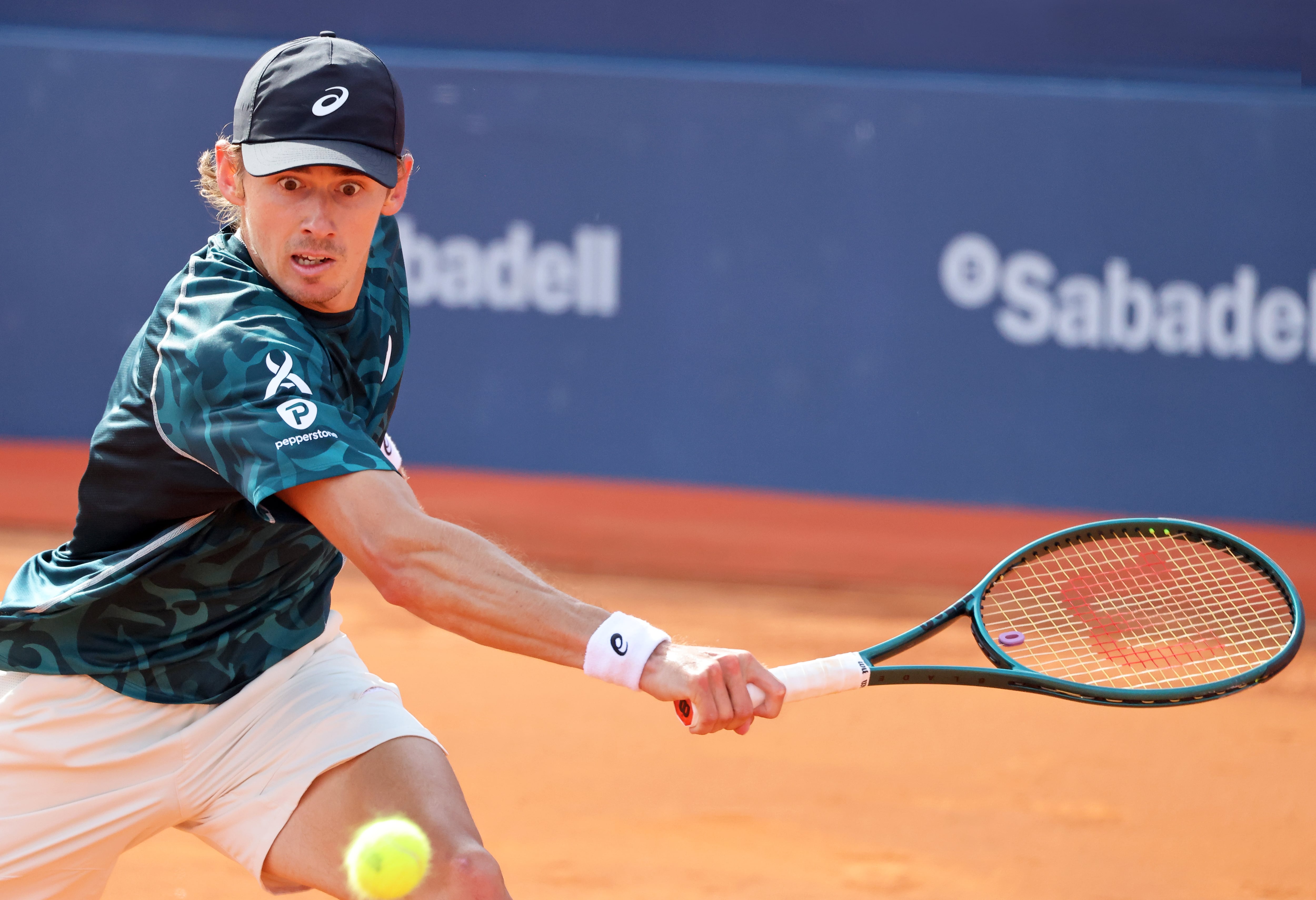 Álex De Miñaur, durante su partido ante Carlos Alcaraz en el Barcelona OpenBanc Sabadell 2025