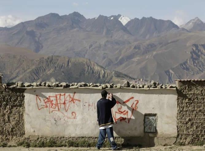 Los jóvenes escupen su descontento social a través de ácidas rimas.