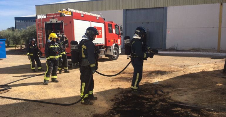 Bomberos de Jaén intervienen en la zona donde se ha producido el incendio en Mancha Real.