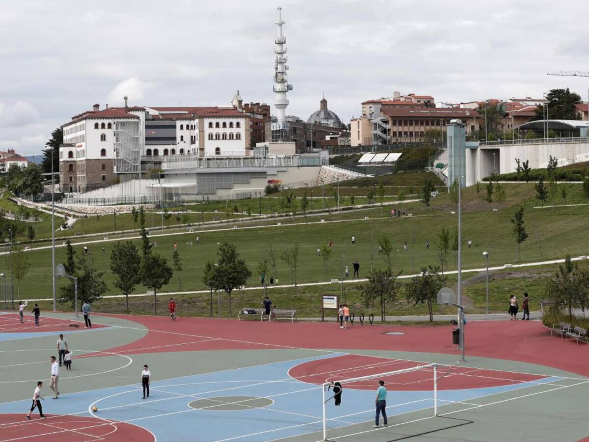 Primer día de la salida de los niños a la calle en Navarra en pleno confinamiento