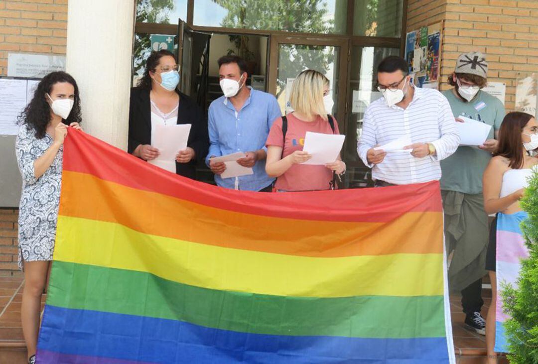 Autoridades locales y miembros de la Federación Arcoiris, durante el acto con motivo del Día Internacional contra la Homofobia a las puertas del Ayuntamiento de Vegas del Genil (Granada)