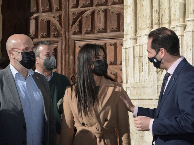 GRAF390. PALENCIA, 02/02/2022.- La vicealcaldesa de Madrid, Begoña Villacís, junto al candidato por Palencia por Ciudadanos, José Manuel Otero (i) y el alcalde de Palencia, Mario Simón (d) en la catedral de Palencia al finalizar la celebración litúrgica en honor de la patrona de Palencia este miércoles. EFE/ Almudena Álvarez