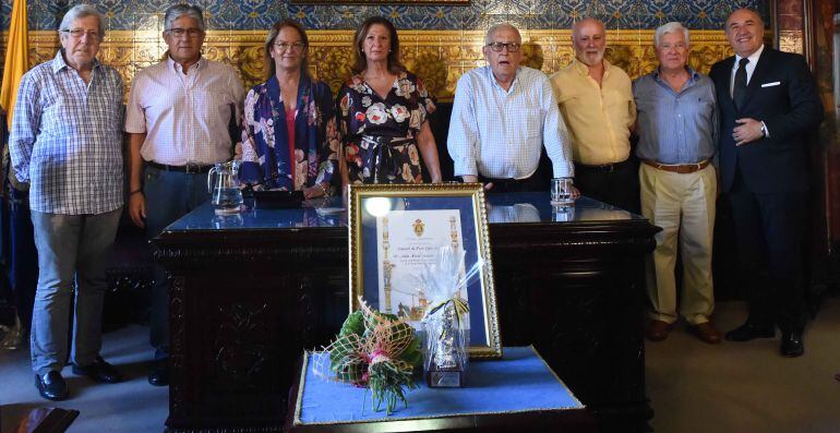 Paco Cortina. Diego Castañeda, Juana Cid, Lali Camacho, Antonio Quintero, Paco Rodríguez, Antonio López Canales y el alcalde de Algeciras José Ignacio Landaluce