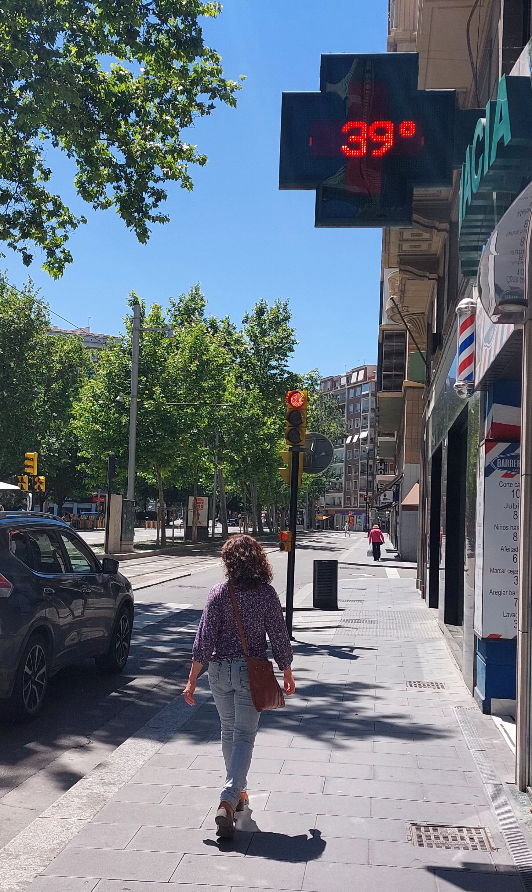 Un termómetro marca la temperatura en una calle Zaragoza, durante un episodio de temperaturas altas que se afianza en media España con máximas que oscilarán mañana entre los 30 y 38 grados en 28 ciudades entre ellas las tres capitales aragonesas. EFE/Javier Cebollada