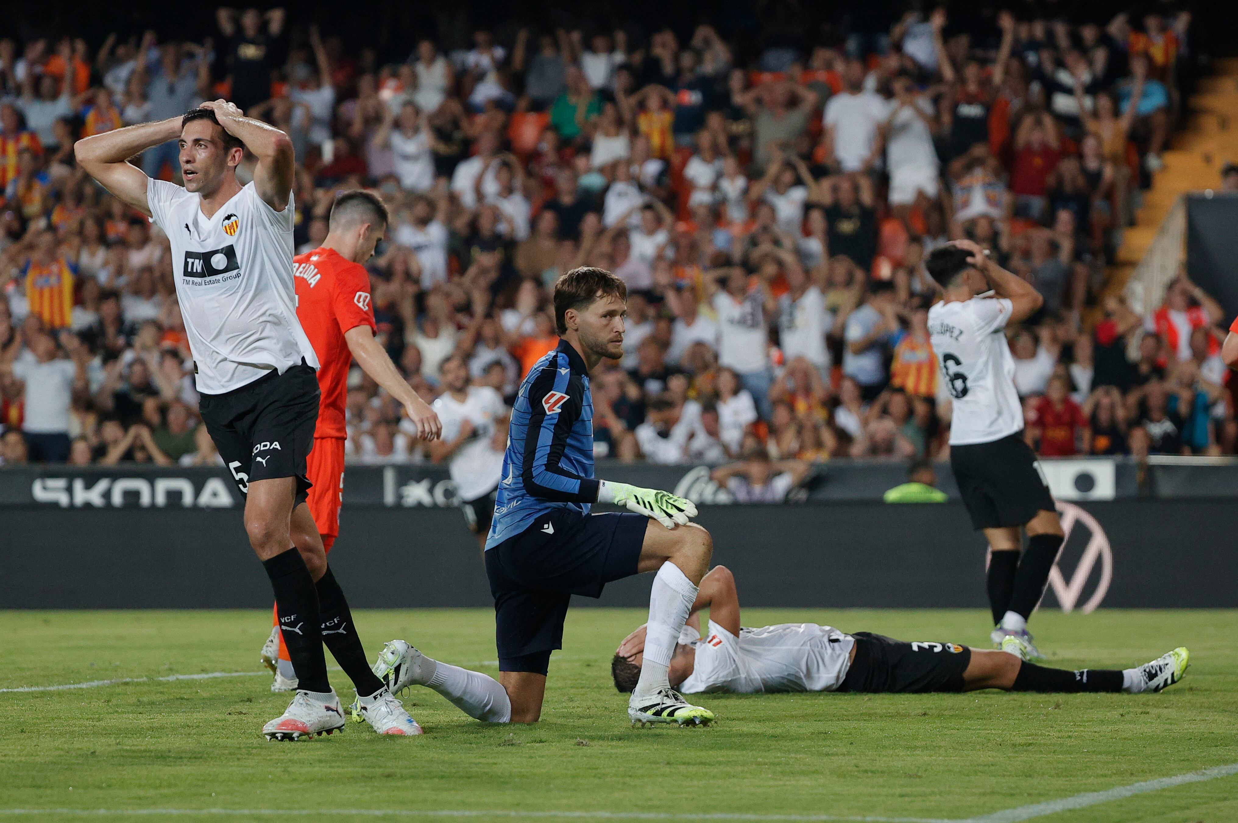 Jugadores del Valencia se lamentan tras perder una ocasión durante el partido contra la Real Sociedad