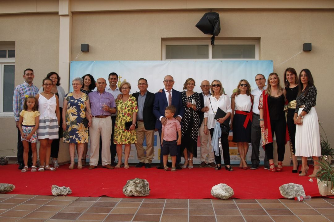 Foto de familia de premiados en la Gala de los premios Nava 2019 que entrega cada año la asociación cultural La Mesalta