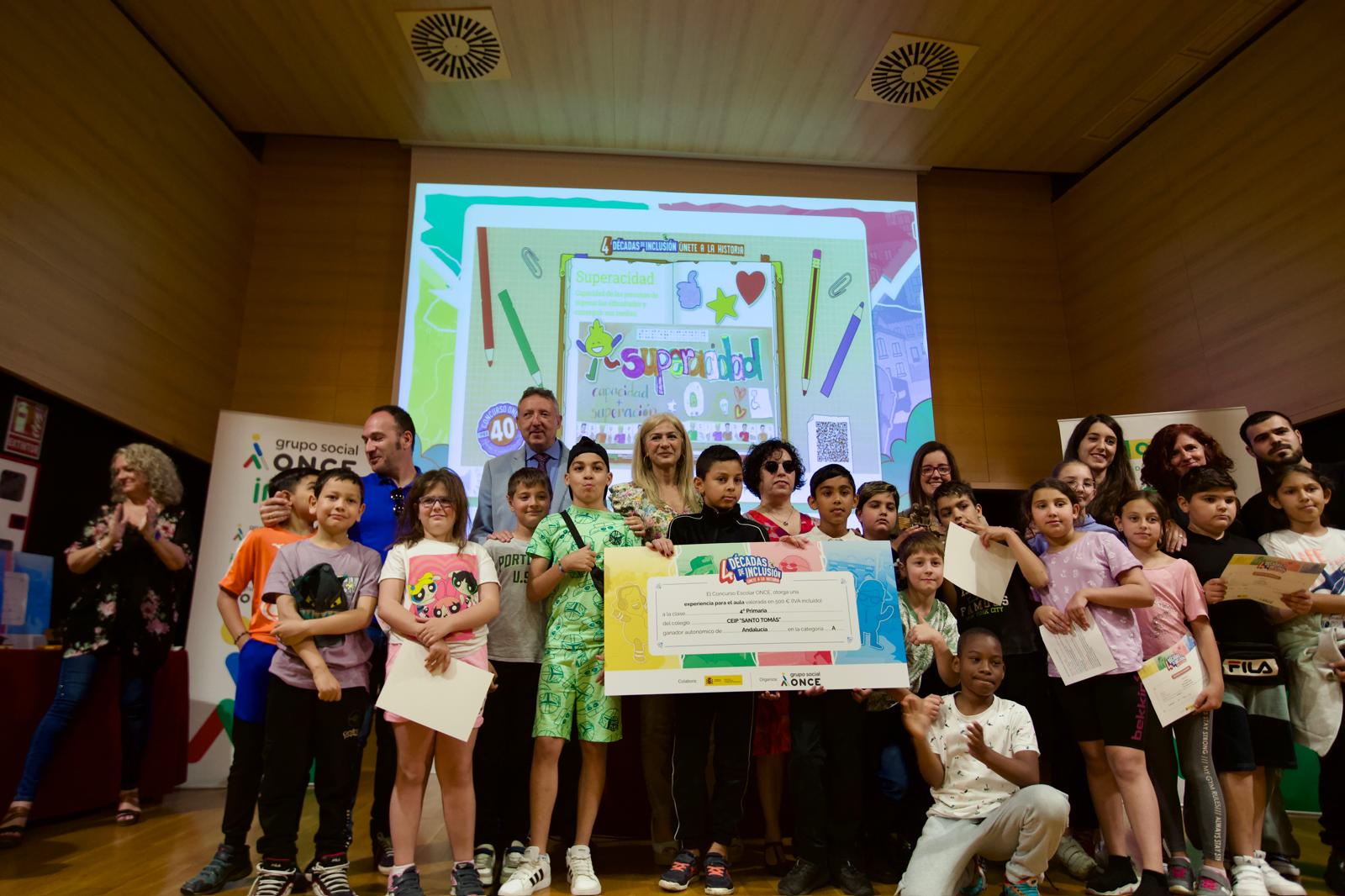 Alumnos del &#039;Santo Tomás&#039; junto con la consejera de Desarrollo Educativo, Patricia del Pozo, después de recoger el premio.