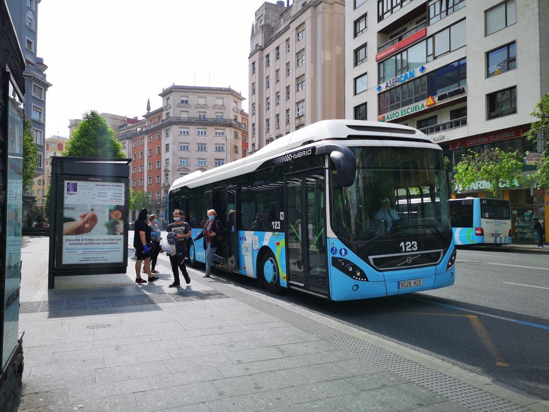 Un autobús dejando viajeros en la parada del Ayuntamiento de Santander.