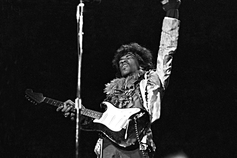 Jimi Hendrix durante su histórica actuacion en el Festival de Monterey 