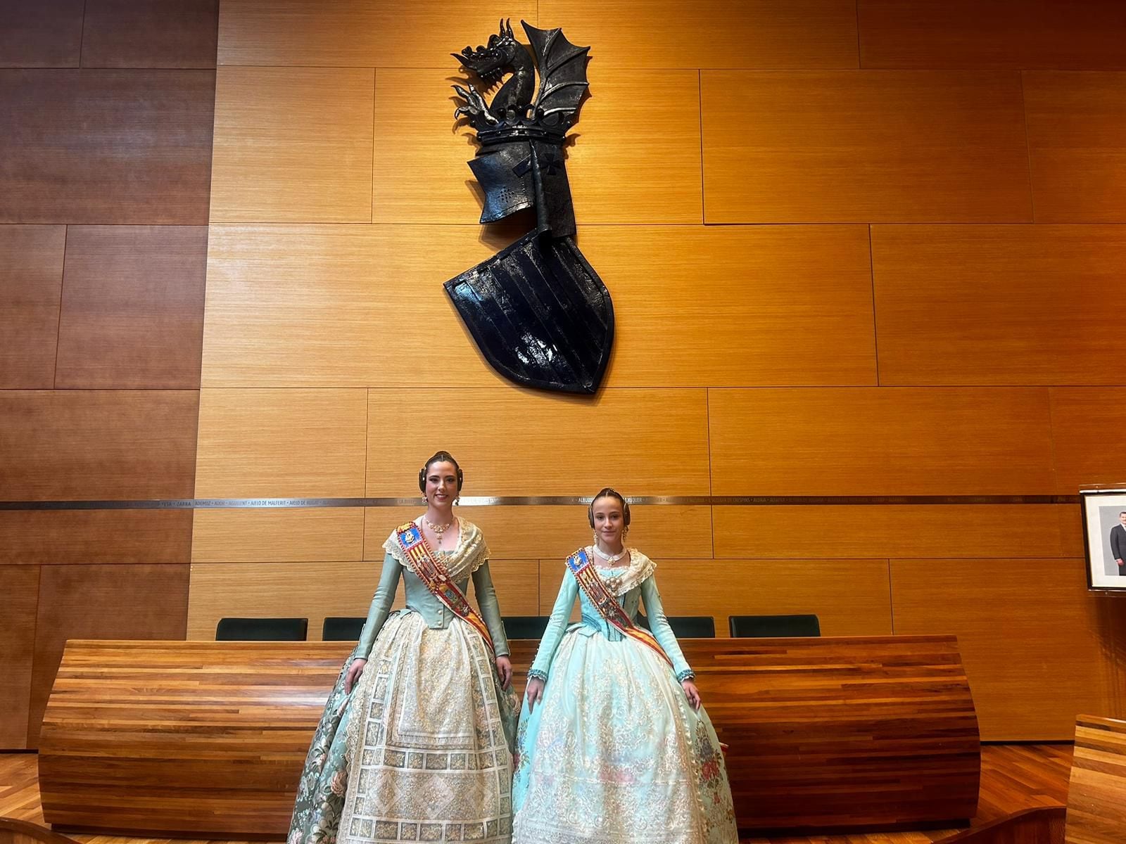 Las Falleras Mayores de Xàtiva, Patricia Giner y Vera Langa, en la Diputació de València