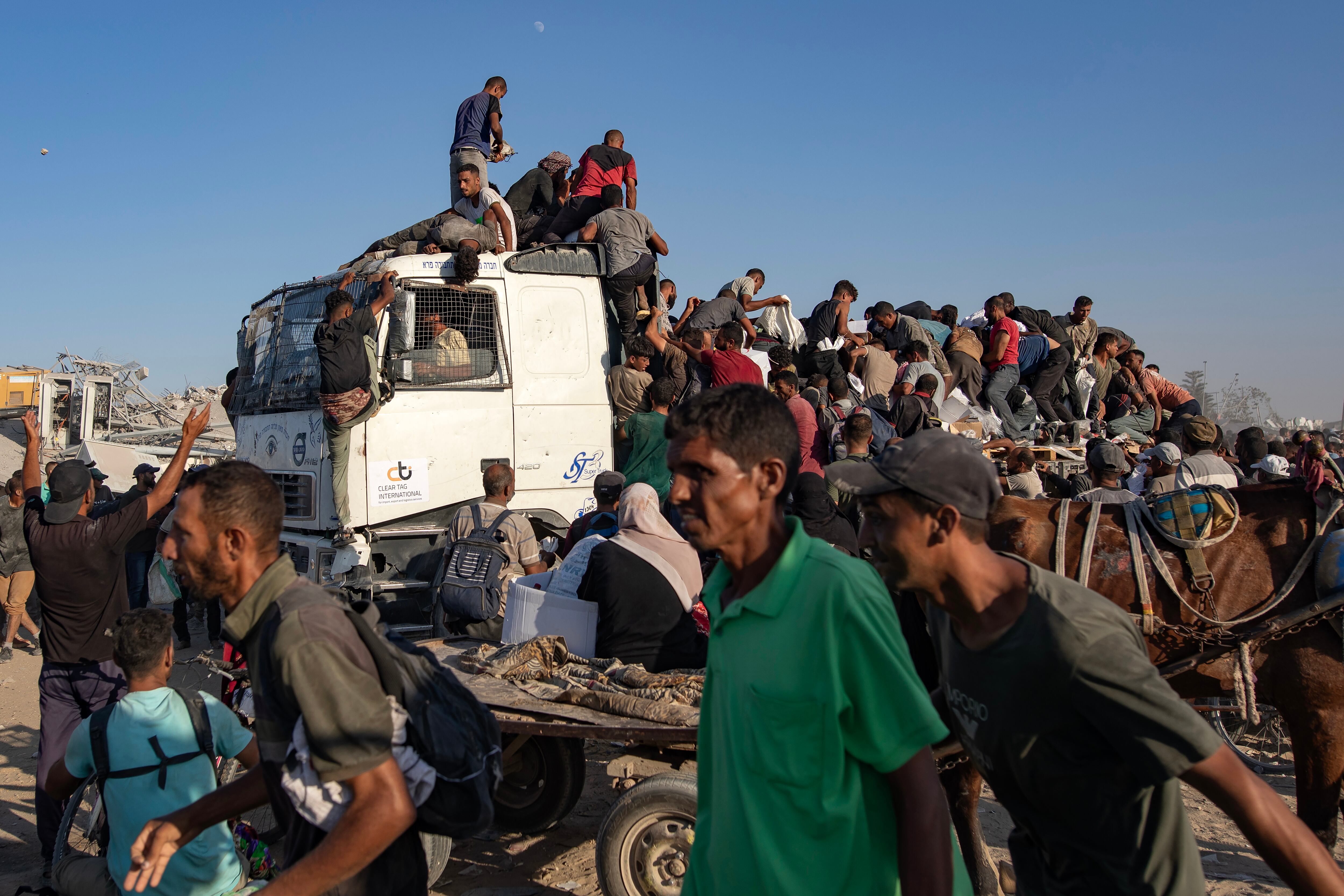 Camiones con comida en Gaza. EFE/EPA/HAITHAM IMAD