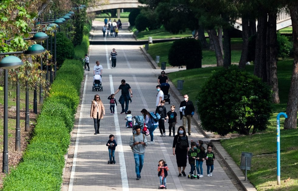 Familias en el jardín del río Turia