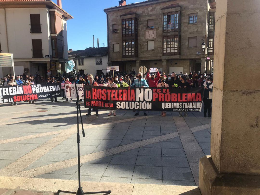 Movilización de los hosteleros en Cervera de Pisuerga (Palencia)