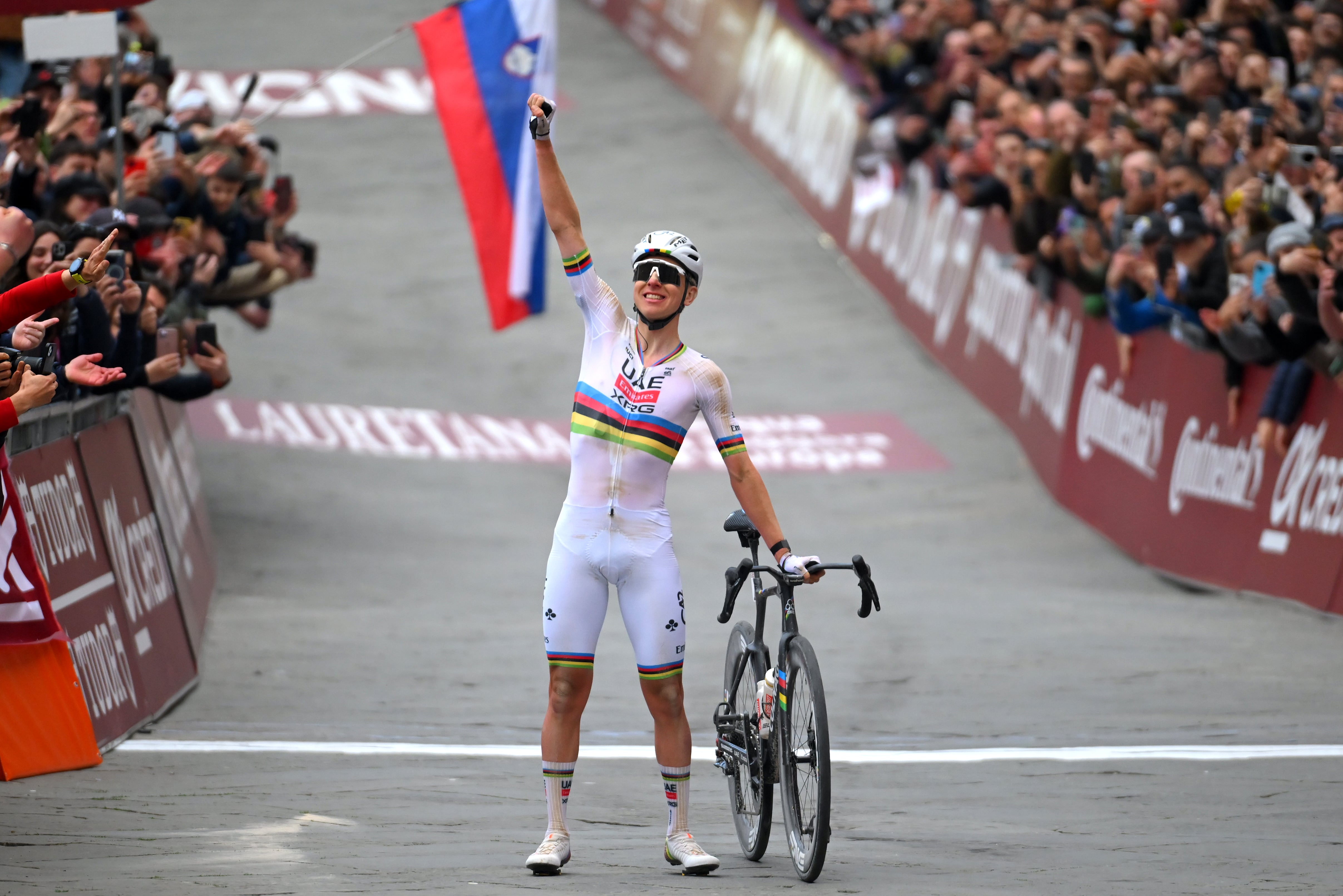 Tadej Pogacar celebrando su victoria