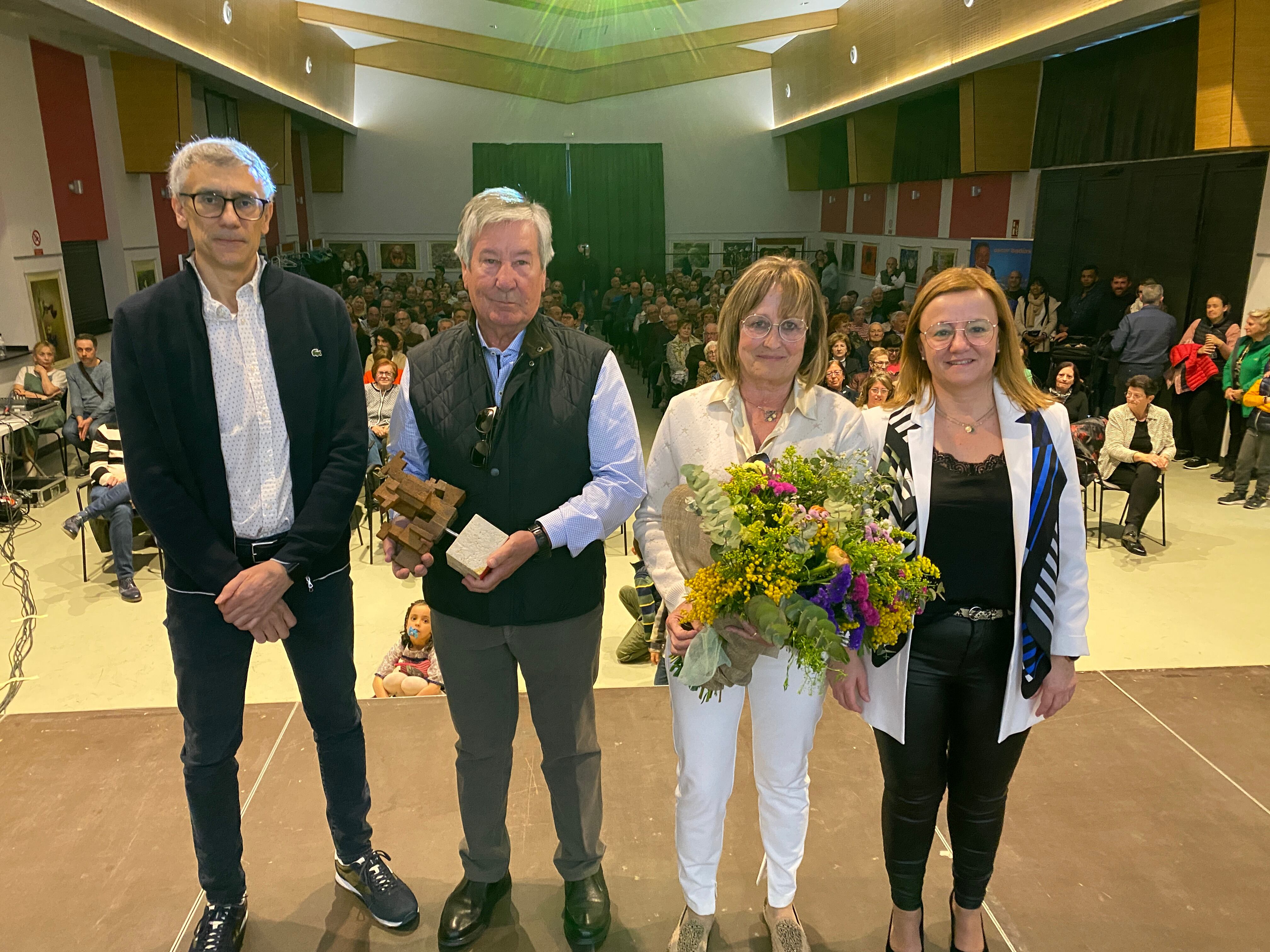 Esteban Sanmartín y su esposa, con los regalos que les hicieron en el homenaje