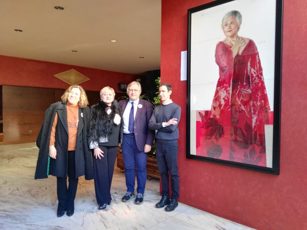 El cuadro de la soprano Maribel Ortega en el hall del Teatro Villamarta