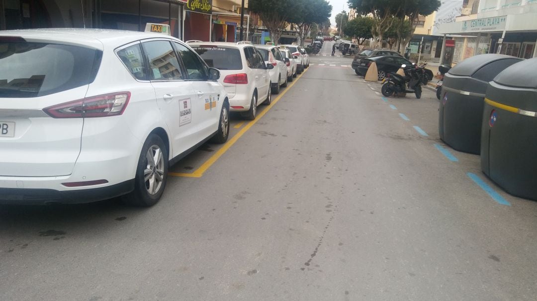 Imagen de archivo de varios taxis en una parada