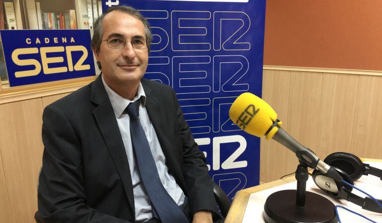 El Rector de lal URJC, Fernando Suárez Bilbao, ha visitado nuestros estudios y ha hablado de la deuda regional con su Universidad.