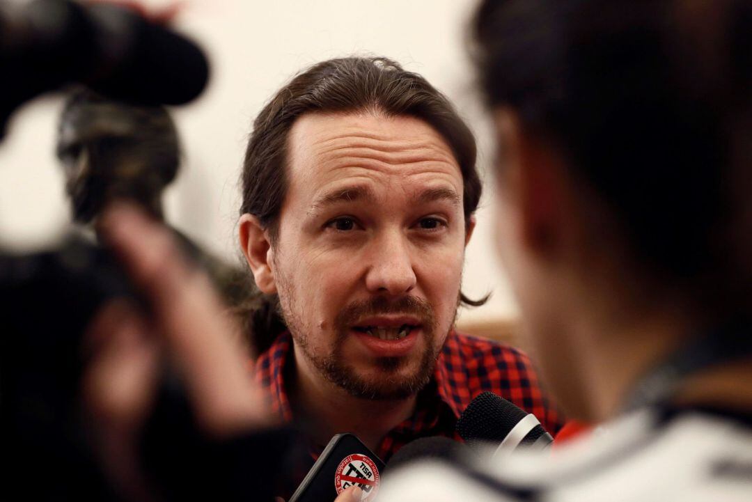 El líder de Podemos, Pablo Iglesias, atiende a los medios antes de asistir al pleno celebrado hoy en el Congreso de los Diputados.