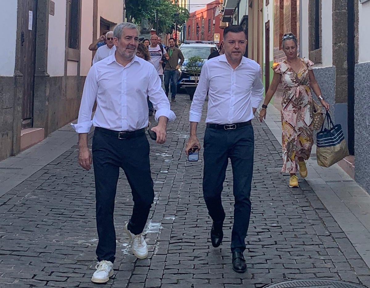 Fernando Clavijo (d) y Teodoro Sosa (i), durante un acto político en el municipio de Gáldar