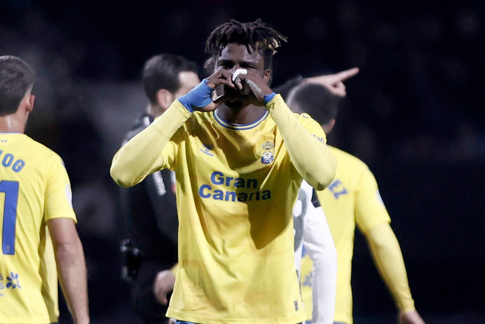 TUDELA (NAVARRA), 06/12/2023.- El delantero guineano de la UD Las Palmas Sory Kaba celebra su gol, primer gol del equipo ante el CD Tudelano, durante el encuentro de segunda ronda de Copa del Rey que CD Tudelano y UD Las Palmas disputan hoy miércoles en el estadio Ciudad de Tudela. EFE/Jesús Diges
