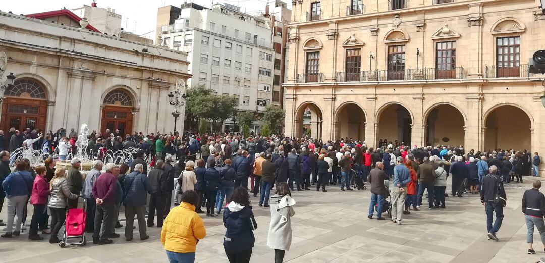 Imagen de las colas en la Plaza Mayor de Castelló