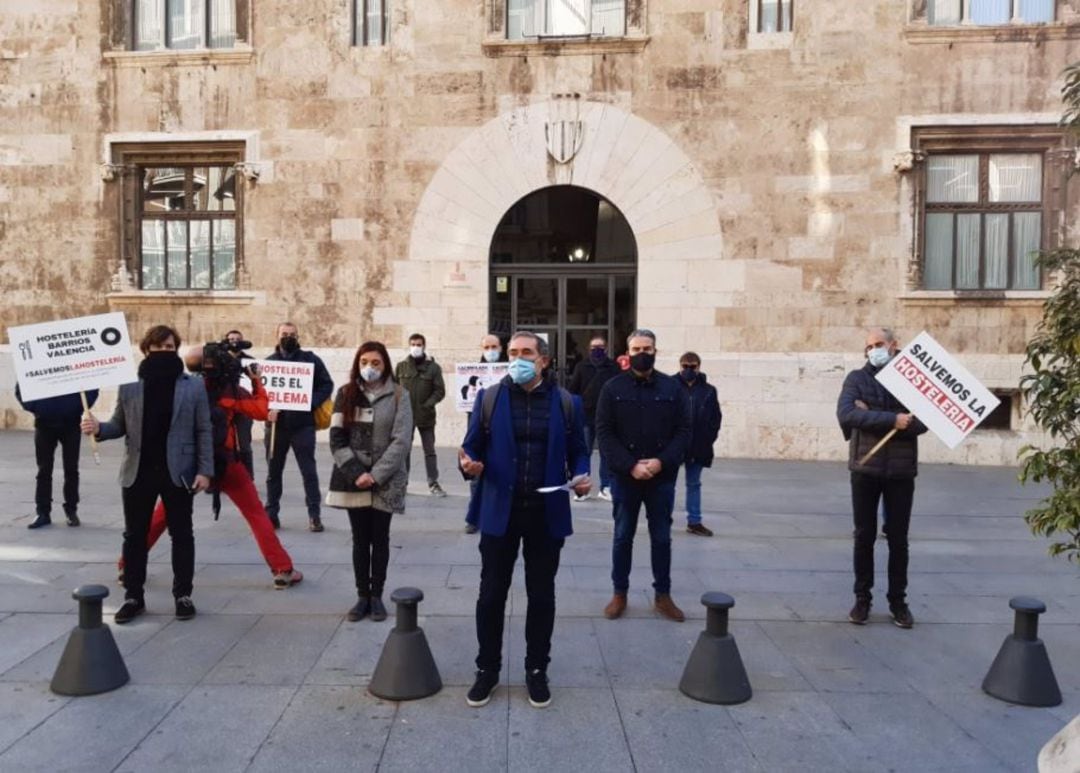 Miembros de la Coordinadora Empresarial del Ocio y la Hostelería se manifiestan ante el Palau de la Generalitat