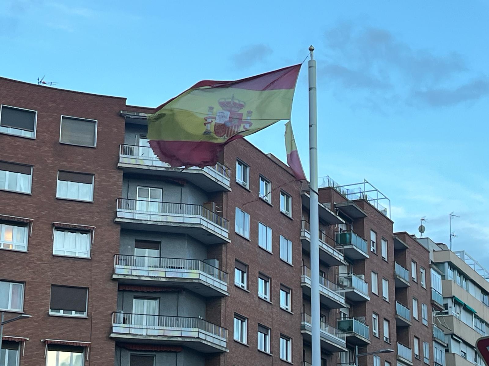 Bandera de la Plaza de España de Palencia afectada por las fuertes rachas de viento