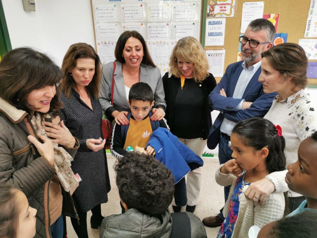 La delegada de Educación, Estela Villalba, y la directora del Tres Carabelas, Pepa Mesa, han sido las encargadas de anunciar que el centro seguirá abierto. 