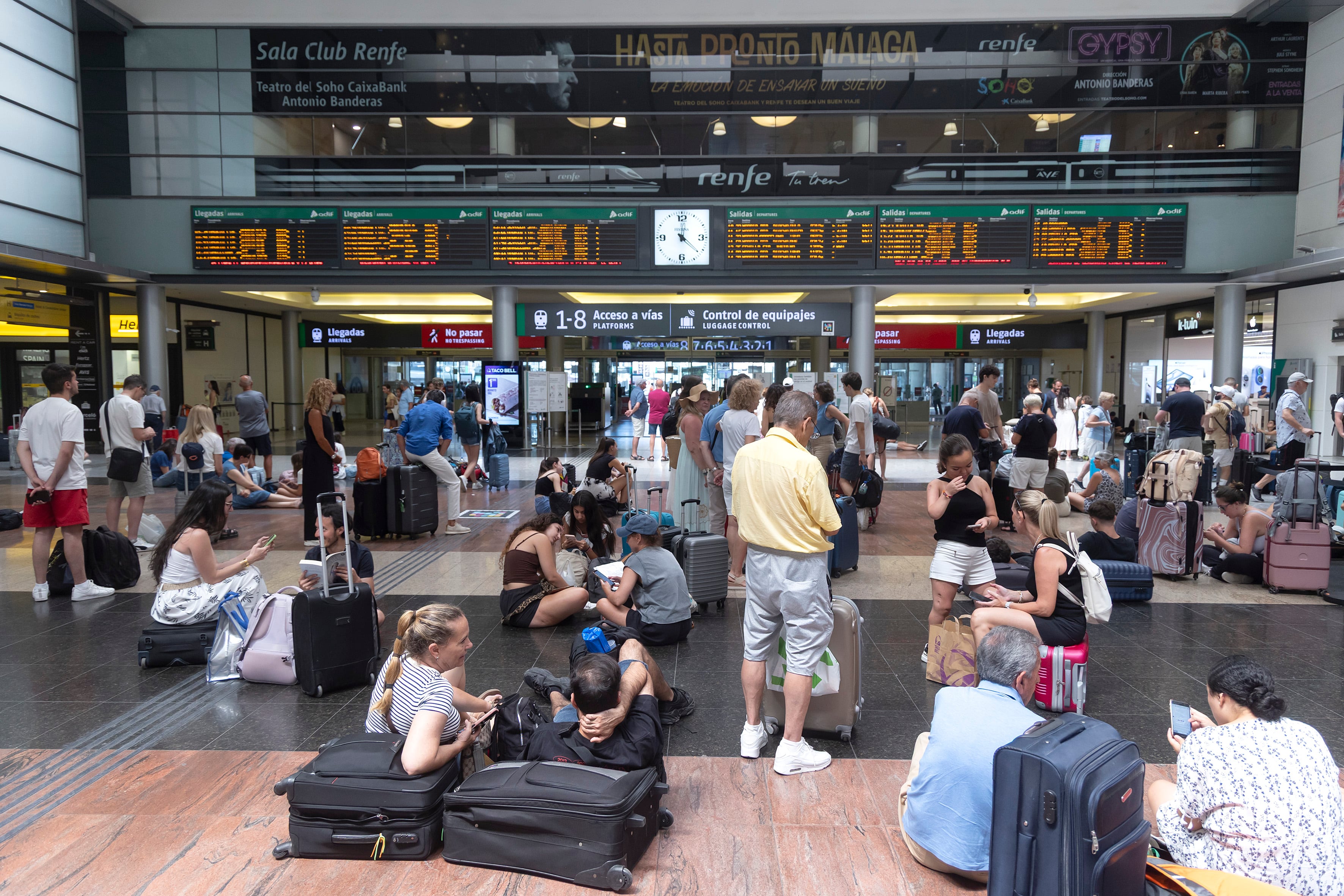 Pasajeros afectados por un corte en los trenes Madrid-Andalucía EFE/Daniel Pérez