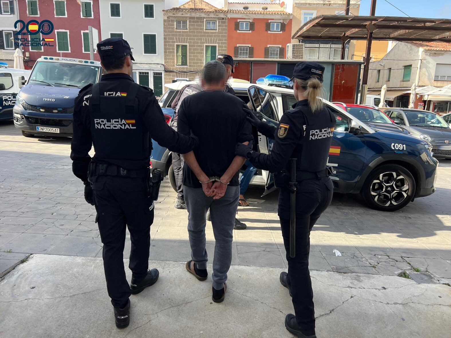 La Policía Nacional s'endú un dels detinguts per l'agressió a Maó.