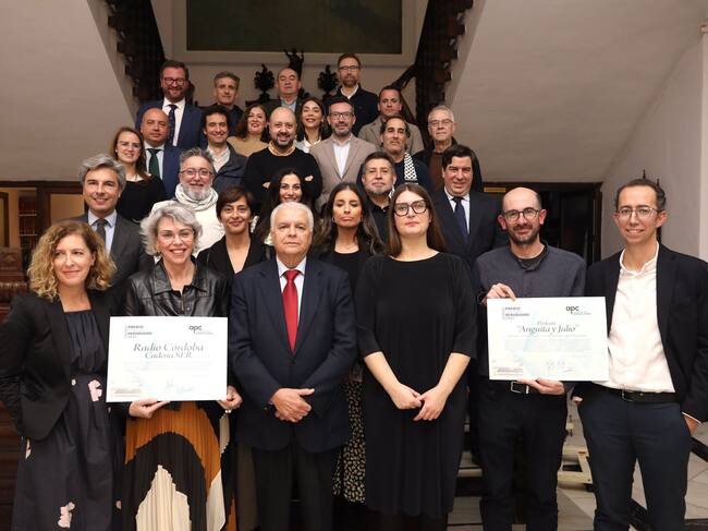 Foto de familia de todos los premiados, Radio Córdoba y el podcast 'Anguita y Julio', junto a la Asociación de la Prensa (Asprencor).